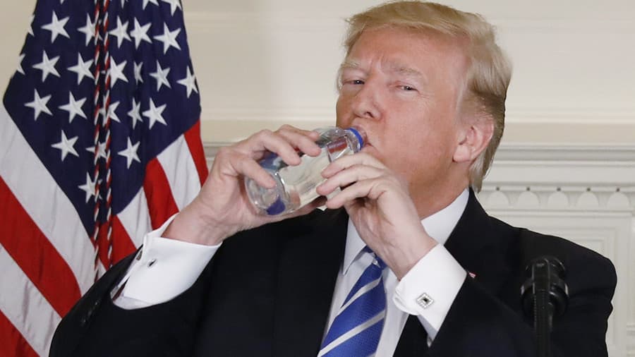 Трампнинг ичиш учун сув қидираётган видеоси оммалашди