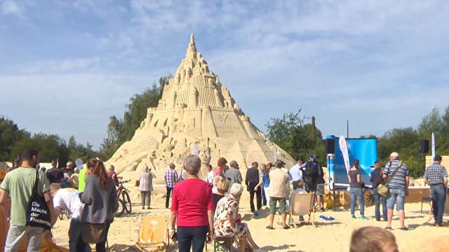 Germaniyada qumdan 14,5 metrlik qasr qurildi