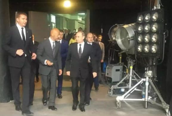 Putin "Lenfilm" kinostudiyasiga tashrifi vaqtida fortepianoda musiqa ijro etdi