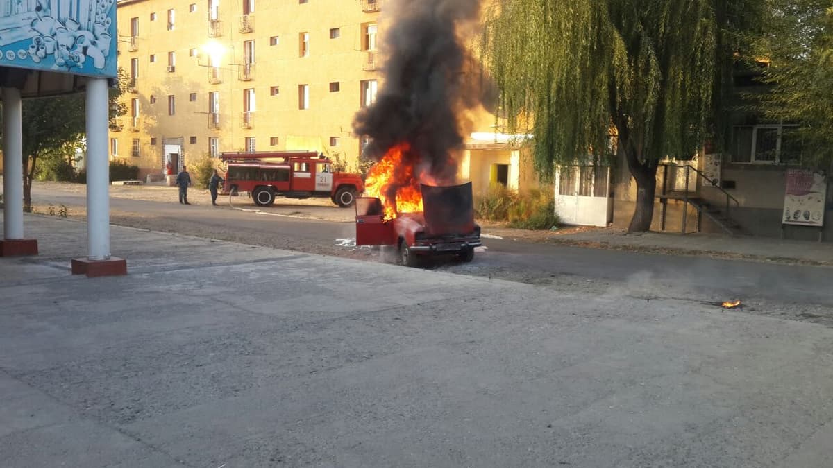 Xonobodda avtomashina yonib ketdi