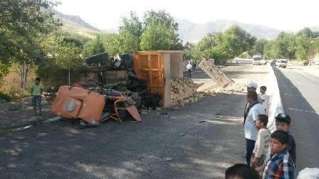 Qashqadaryoda ikkita «Kamaz» to‘qnashdi, bir haydovchi vafot etdi