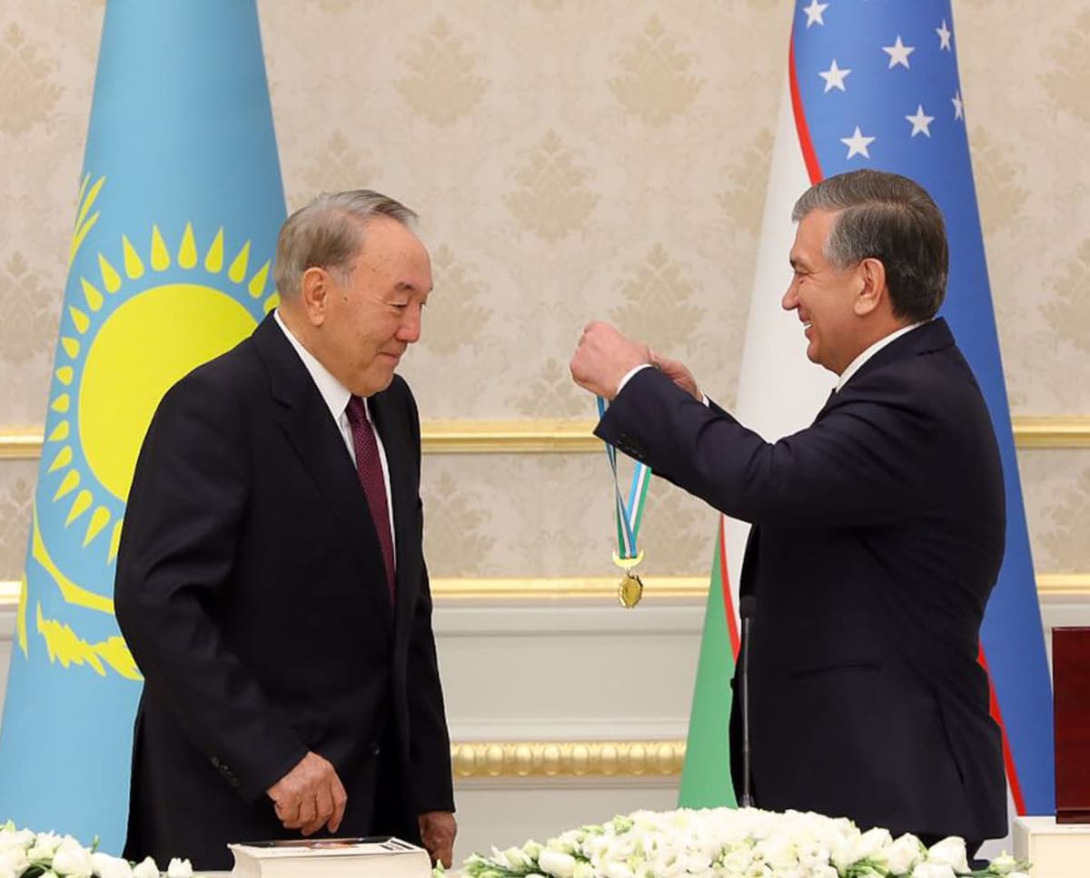 Shavkat Mirziyoyev Nursulton Nazarboyevni «El-yurt hurmati» ordeni bilan taqdirladi
