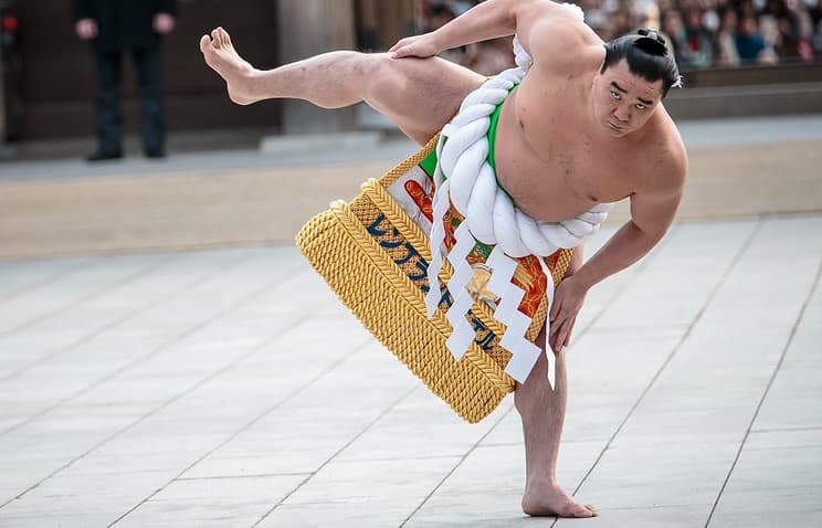 Sumo bo‘yicha buyuk chempion yosh polvonni planshet bilan kaltakladi va unvonidan voz kechdi