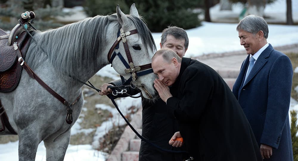 Foto: Atambayev Putinga arg‘umoq sovg‘a qildi