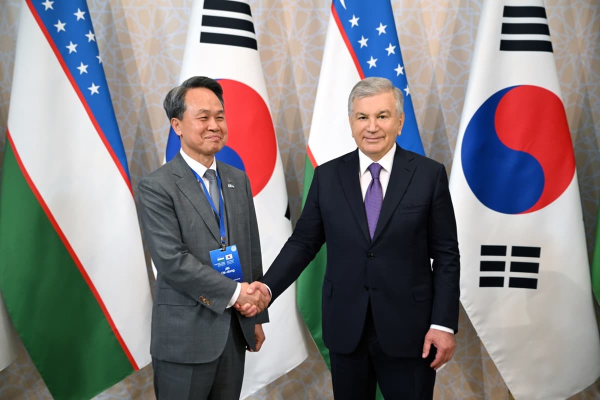 President Shavkat Mirziyoyev meets with Shinhan Financial Group Chairman