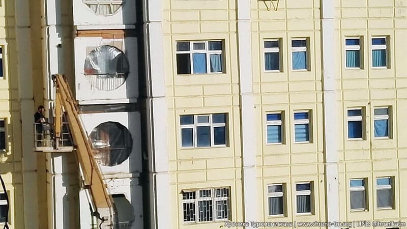Ashxobodda uylardan konditsionerlar majburan olib tashlanmoqda