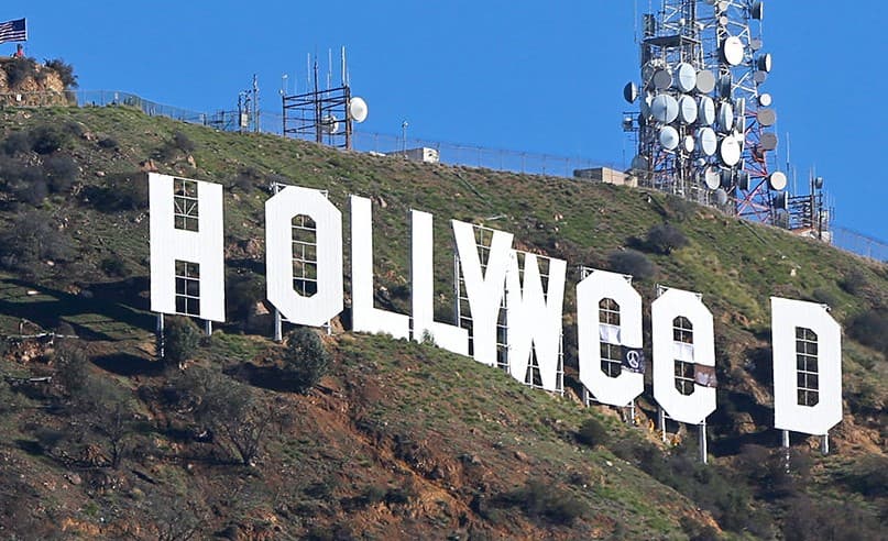 В Лос-Анджелесе неизвестные превратили знаменитую надпись Hollywood в Hollyweed