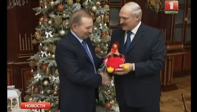 Lukashenko Ukrainaning sobiq prezidentiga keyingi yil ramzini tuhfa qildi