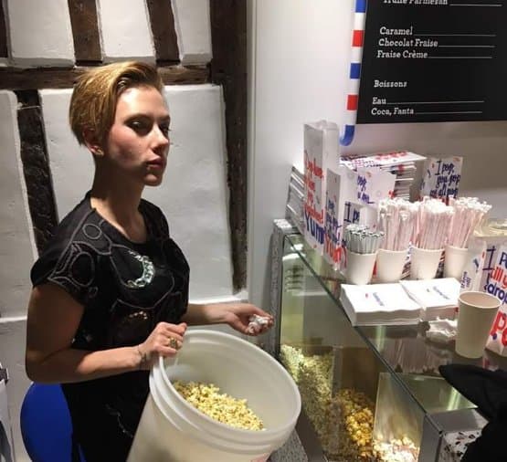 Foto: Skarlett Yoxansson Parijdagi do‘konda popkorn sotmoqda