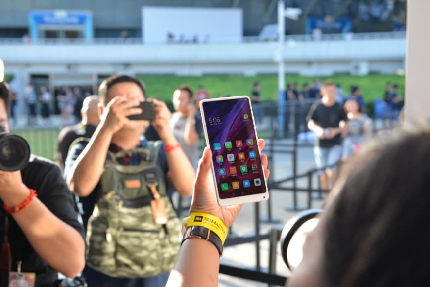 Foto: Xiaomi yangi smartfoni taqdimotida iPhone 8’ning ustidan kuldi 