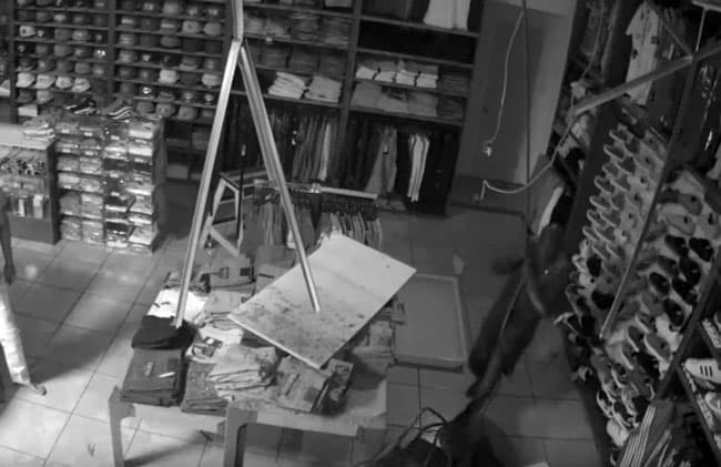 Video: O‘g‘ri do‘konga shift orqali kirdi va qaytib chiqib keta olmadi