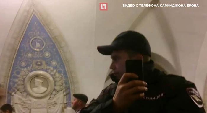 Moskvada tojikistonlik erkak rossiyalik politsiyachilarni qonunlarni bilishi bo‘yicha imtihondan o‘tkazdi
