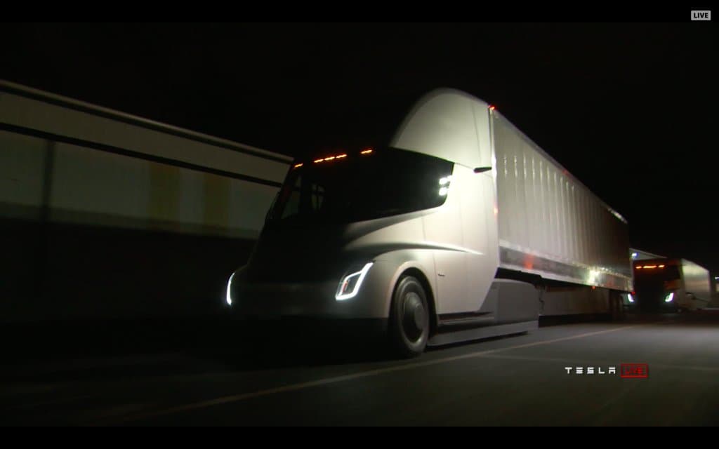 «Худди ўқ каби» - Маск Tesla’нинг ҳайдовчисиз юк машинасини намойиш этди