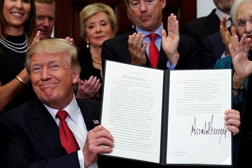 Tramp Obamacare’ni chetlab o‘tishga imkon beruvchi farmonni imzolashni esdan chiqardi