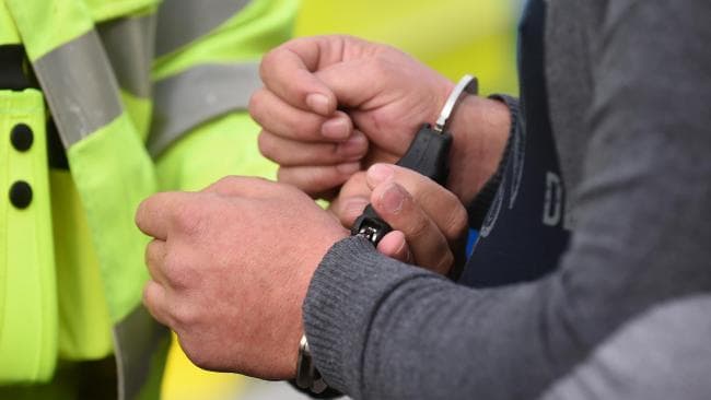Britaniyada qidiruvdagi havfli jinoyatchilardan biri shkaf ortidan topildi