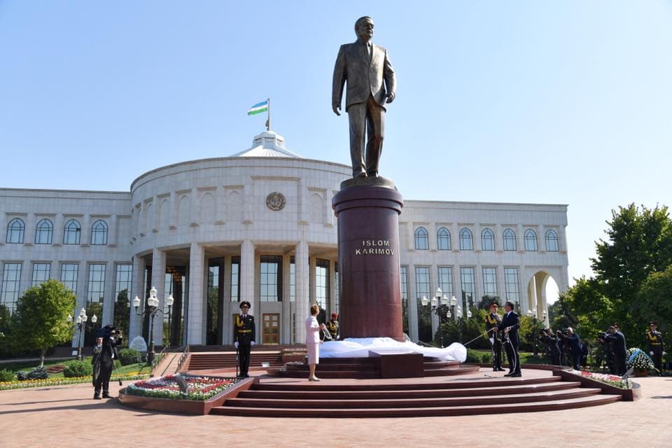 Foto: Gulnora Karimovaning qizi Islom Karimov haykali ochilish marosimida