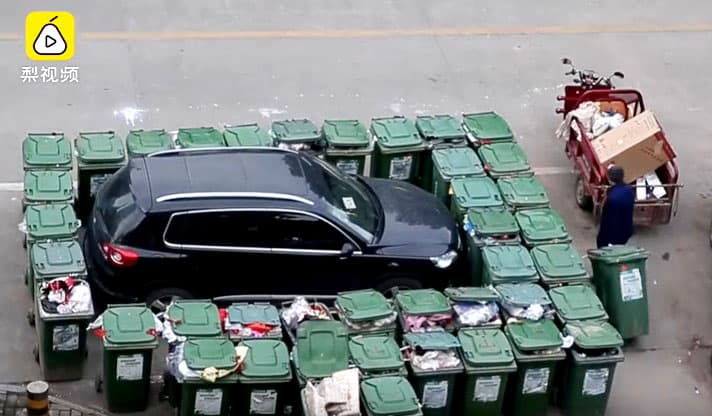 Video: Axlat yig‘uvchi qoidabuzar haydovchini g‘aroyib usulda jazoladi