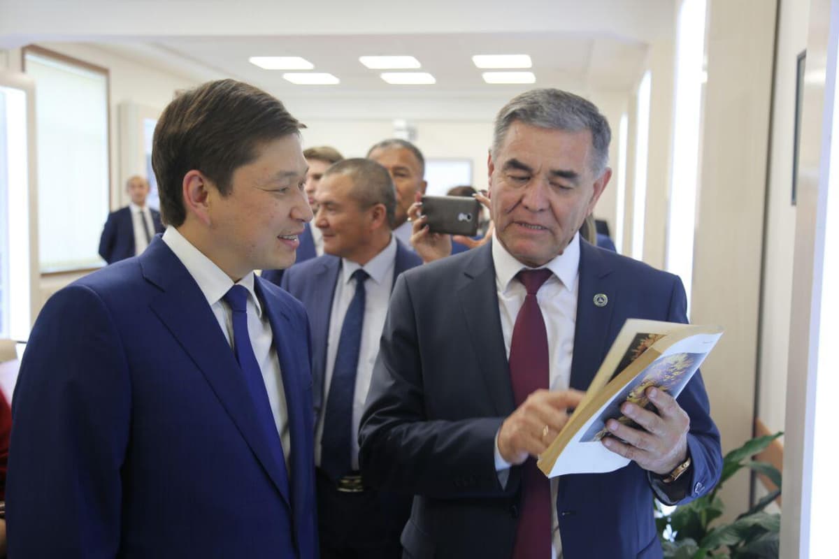 Qirg‘iziston bosh vaziri O‘zMUda «Chingiz Aytmatov va O‘zbekiston» doimiy ekspozitsiyasi bilan tanishdi