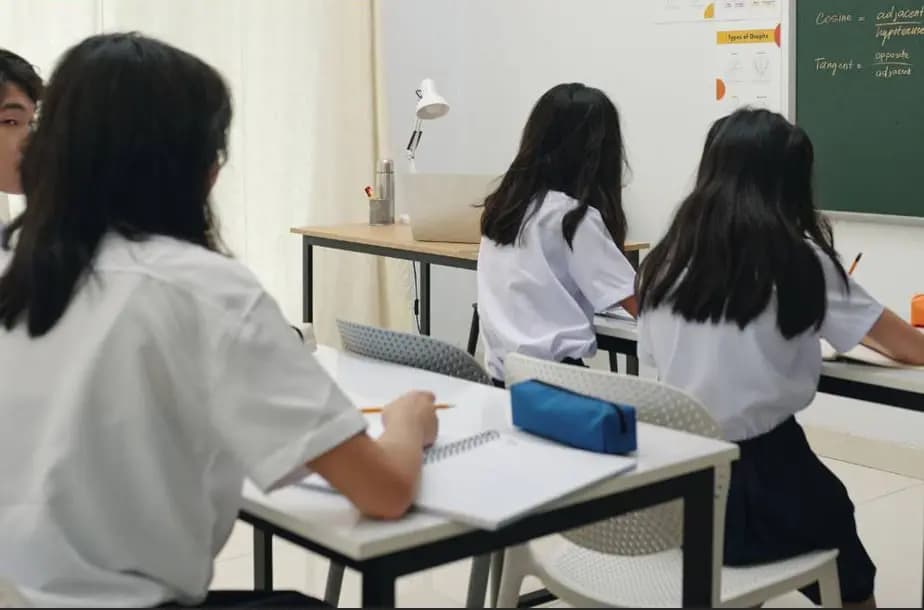 Xorijga ketayotgan oʻquvchini maktabdan chiqarish onlayn boʻldi