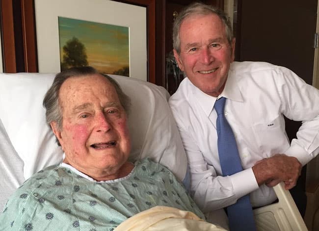 Kichik Bush kasalxonada yotgan katta Bushni borib ko‘rdi