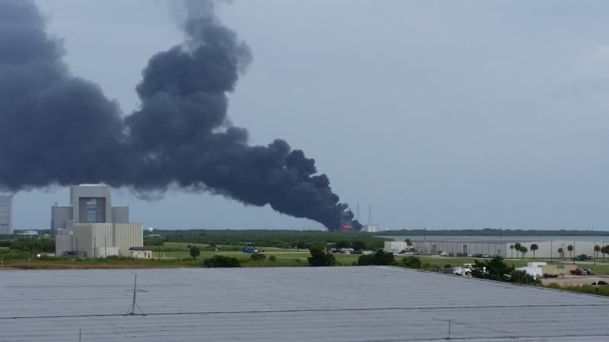 Floridadagi majmuada Falcon 9 portlab ketdi