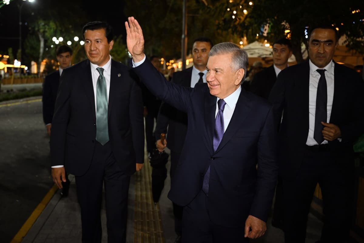 Prezident Andijonda gastronomik turizm koʻchasi bilan tanishdi, aholi bilan suhbatlashdi