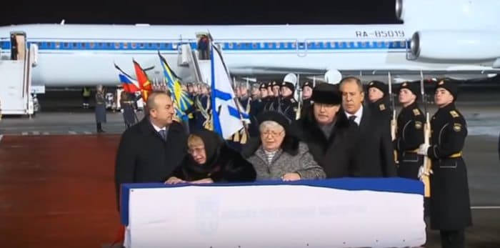 Video: Marhum Karlovning onasi o‘g‘li tobuti ustida