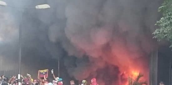 Venesuela poytaxtida Oliy sud binosiga o‘t qo‘yildi (foto, video)