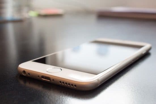 Olimlar: hattoki o‘chirib qo‘yilgan smartfon ham kishilarning aqliy salohiyatiga zarar yetkazadi