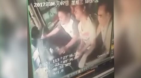 Rafiqasi bilan janjallashib qolgan xitoylik jahl ustida avtofalokat keltirib chiqardi