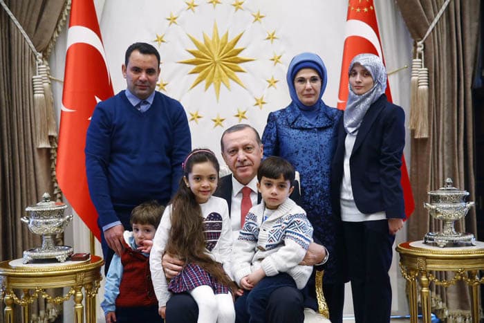 Suriyalik qizcha Erdo‘g‘anga halablik bolalarni qutqargani uchun rahmat aytdi