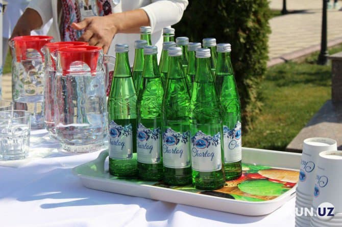 Fotosayohat: Chortoq shifobaxsh mineral suvi qayerda ishlab chiqariladi?