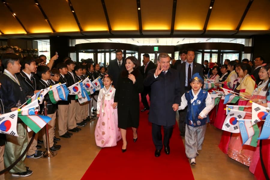 Shavkat Mirziyoyev Koreyada qanday kutib olindi? (video)