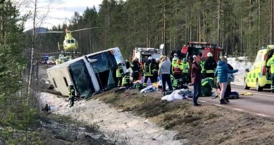 Швецияда ўқувчиларни олиб кетаётган автобус ағдарилиб кетди