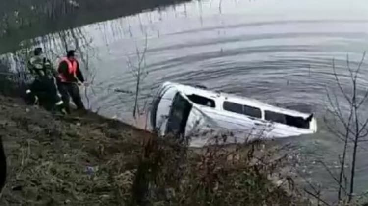 Xitoyda avtobusning ko‘lga tushib ketishi oqibatida 18 kishi halok bo‘ldi