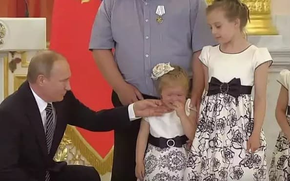Putin "Roditelskaya slava" ordenini topshirish marosimida yig‘layotgan qizni tinchlantirishga harakat qildi