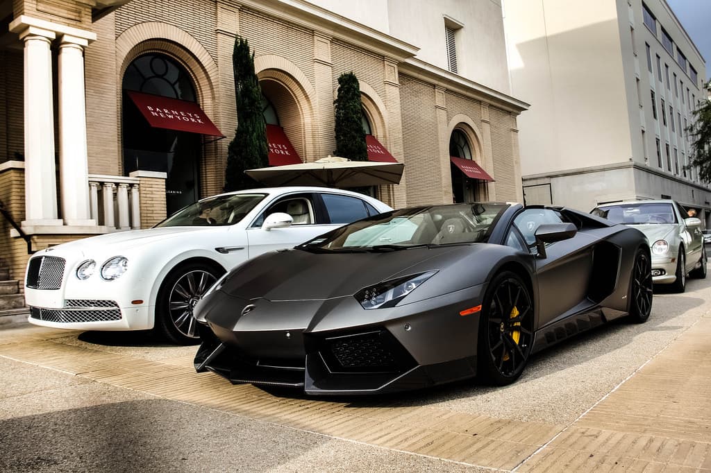 Bentley va Lamborghini Parij avtosalonida qatnashishdan bosh tortdi