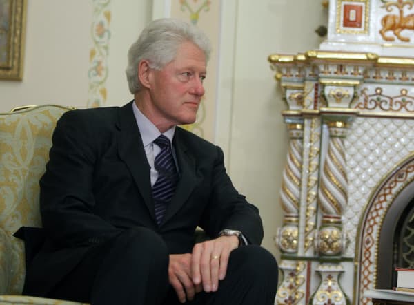 Bill Klinton rafiqasining “xasta”ligi sabablarini ma'lum qildi