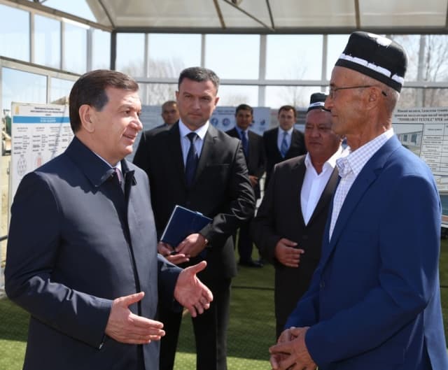 Prezident Navoiyda amaldorlar uchun qurilgan xizmat uylarini borib ko‘rdi