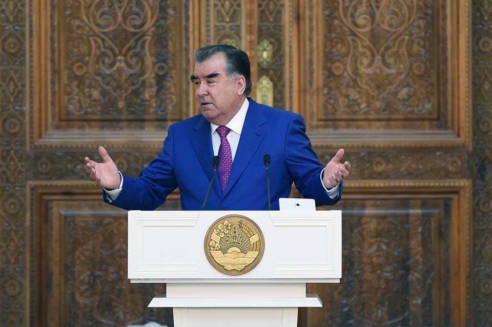 Imomali Rahmon ziyolilarni yoshlarda vatanparvarlik tuyg‘usini uyg‘otishga chaqirdi