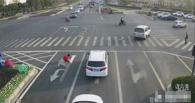 Тирбандликлардан чарчаган хитойлик йўлдаги белгиларни ўз хоҳишича ўзгартирди