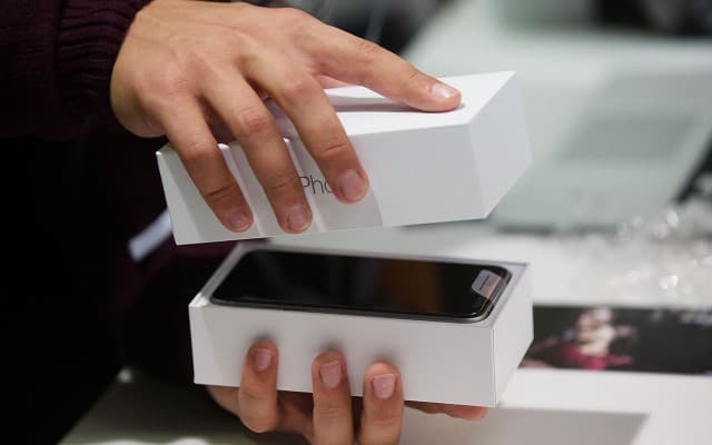 Sharp янги авлод iPhone қурилмалари учун OLED-панеллар ишлаб чиқаради