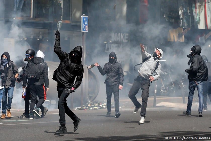 Fotoreportaj. Frantsuz yoshlari Makronga ham, Le Penga ham qarshi