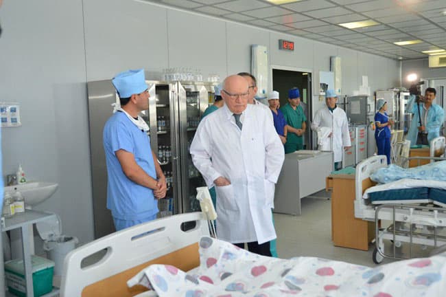 Mashhur akademik Leo Bokeriya Xorazmda mahalliy shifokorlar uchun mahorat darslari o‘tkazadi
