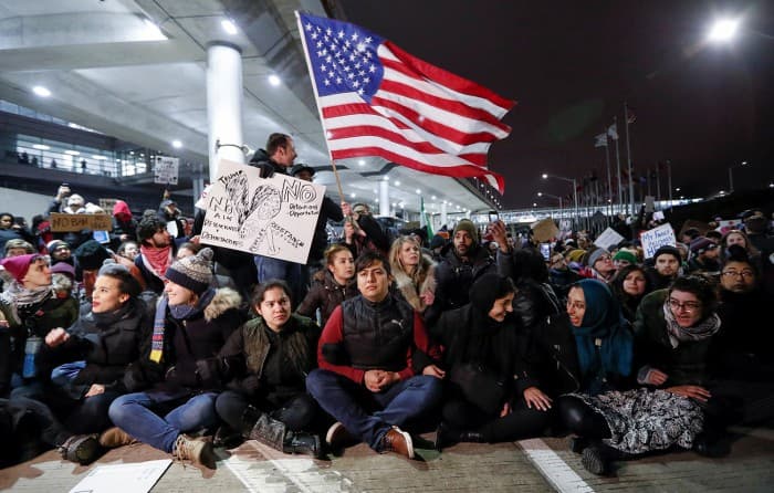 AQSh aeroportlarida qochqinlarni ushlanishiga qarshi namoyishlar bo‘lib o‘tmoqda