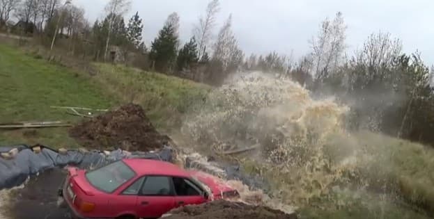 Latviyalik avtomobilini koka-kola bilan to‘ldirilgan hovuzda "cho‘miltirdi"