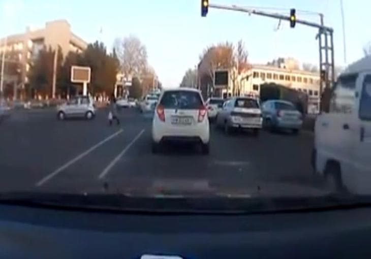 «Menga baribir»: Toshkentda inspektor ko‘z o‘ngida piyodani urib ketay degan qoidabuzar haydovchining harakatiga loqayd qaradi