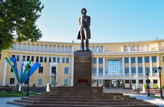 Islom Karimov va Putin Toshkentdagi Pushkin haykali poyiga gul qo‘yishdi