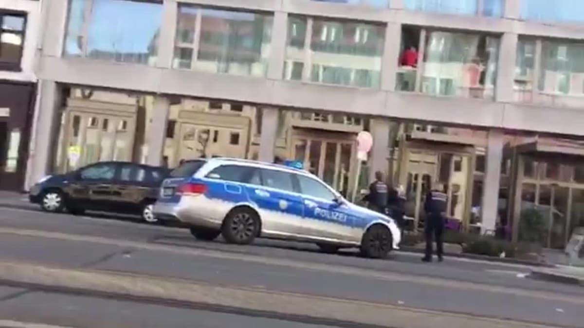 Germaniyada haydovchi odamlarni ataylab bosib ketdi