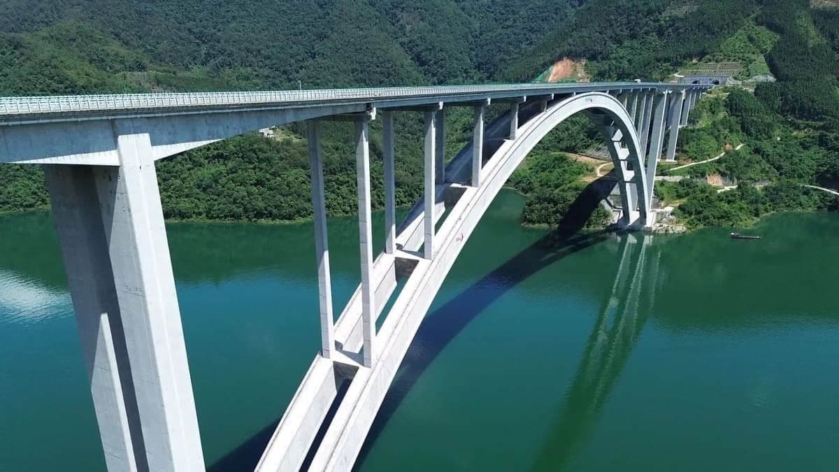 600 metrlik oraliq: Xitoyda rekordchi koʻprik qurildi